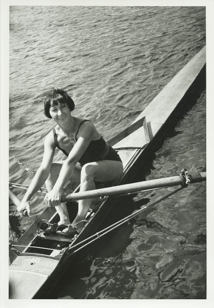 Актриса Рина Зеленая в лодке для академической гребли, 1935 год, г. Москва. Выставка «Избранное из избранного» с этой фотографией.