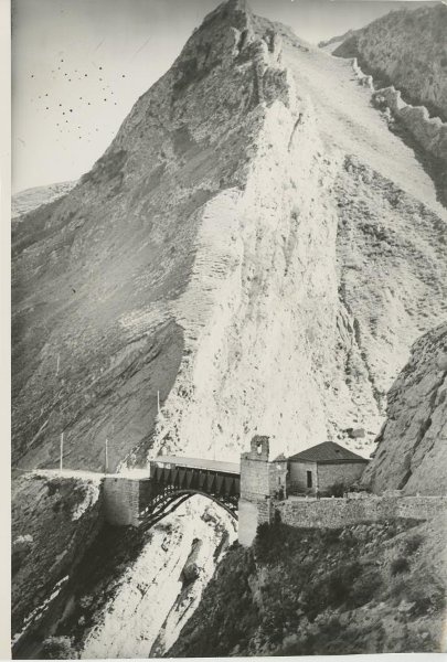 В горах Дагестана. Мост через ущелье, 24 октября 1947, Дагестанская АССР. Выставка «В горах» с этой фотографией.