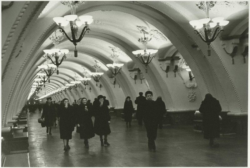 Станция метро «Арбатская», 1953 год, г. Москва. Выставка «Будни 1953 года» с этой фотографией.