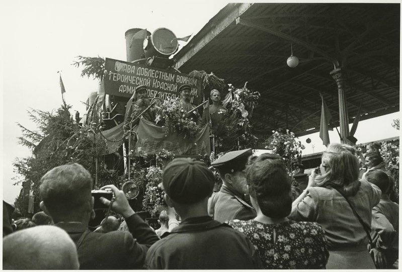 Встреча победителей на Белорусском вокзале, 21 июля 1945, г. Москва. Выставка «История страны под стук колес» с этой фотографией.