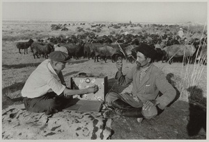 Чабан и радио. На целине, 1952 год, Казахская ССР. Видео «Говорит Москва» с этой фотографией.