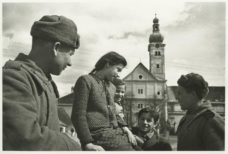 Советские солдаты с жителями Вены, апрель 1945, Австрия, г. Вена. Выставка «Великая Отечественная война. Освобождение Европы» с этой фотографией.
