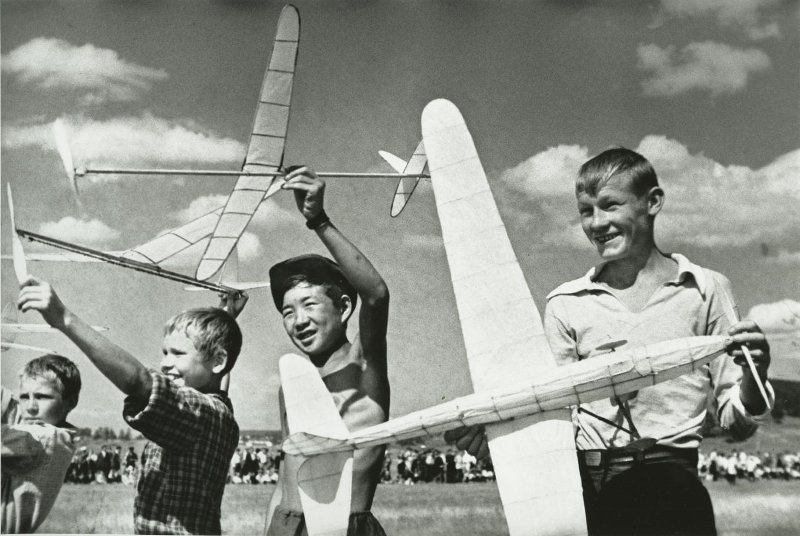 Юные авиамоделисты, 1938 год, Бурят-Монгольская АССР. Выставки&nbsp;«10 лучших: авиамоделизм», «Страна Ая-Ганга» с этой фотографией.