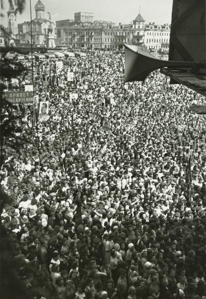 Встреча демобилизованных на Белорусском вокзале, 21 июля 1945, г. Москва. Выставка «Победа!» с этой фотографией.