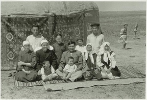 Целина. Семья чабанов у юрты, август 1952, Казахская ССР