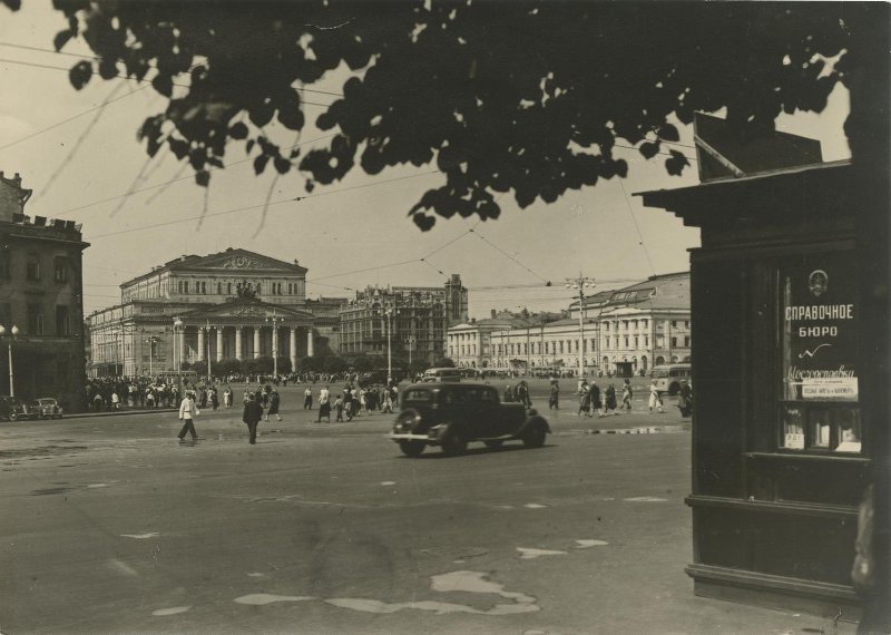 Площадь Свердлова, 1936 год, г. Москва. Выставка «Москва в объективе Наума Грановского» с этой фотографией.Ныне Театральная площадь.