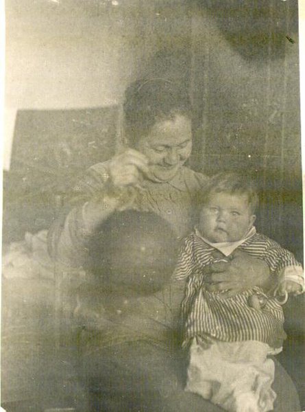 Любовь Семеновна Советинова и Елена Сучкова, 1936 год, г. Москва. Выставка «Бабушки, дедушки и внуки» с этой фотографией.&nbsp;