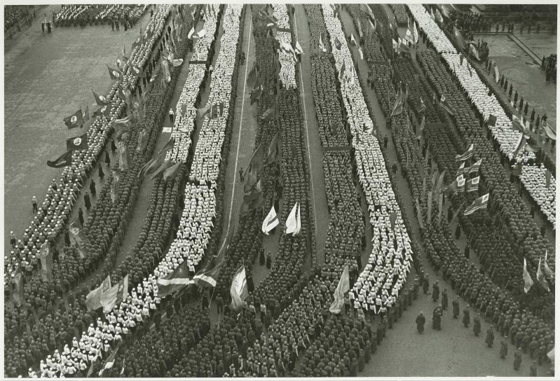 Празднование годовщины Октябрьской революции. Военный парад и демонстрация, 7 ноября 1948, г. Москва. Выставка «7 Ноября. Демонстрации, митинги, парады» с этой фотографией.&nbsp;