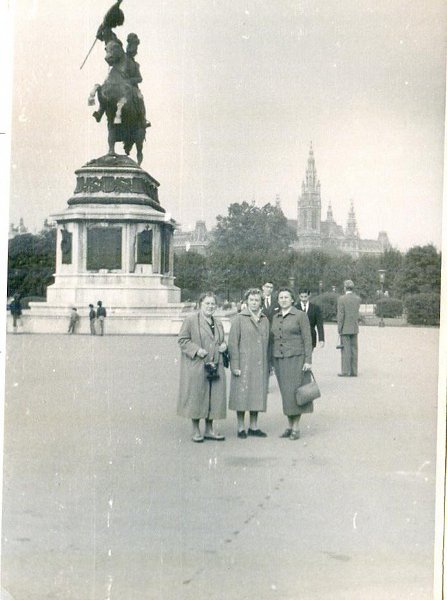 Памятник эрцгерцогу Карлу, 1960-е, Австрия, г. Вена. Крайняя слева с фотоаппаратом В. М. Советинова.