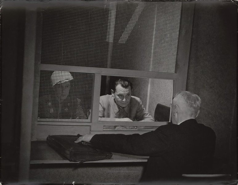 Нюрнбергский процесс. Герман Геринг и адвокат доктор Штаммер, 1946 год, Германия, г. Нюрнберг. Выставка «Тюрьмы и заключенные» и видео&nbsp;«Нюрнбергский процесс» с этой фотографией.