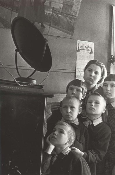 В детском доме «Молодой рабочий», 1941 год, Московская обл., г. Пушкин. Выставка «Изобретение, наделавшее много шуму» и видео «Говорит Москва» с этой фотографией.