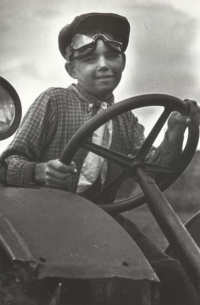Юный тракторист, 1942 год