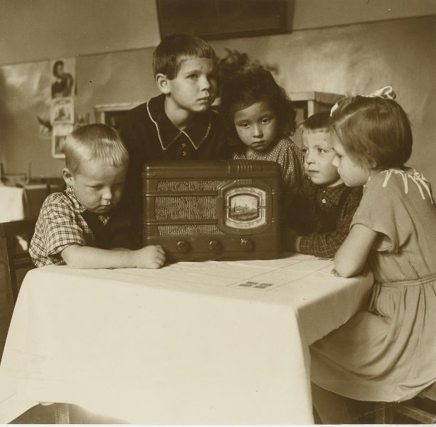Дети слушают радио, 14 сентября 1953, Московская обл., Балашихинский р-н, совхоз «1 мая». Детский сад совхоза «1 мая».Выставка «Будни 1953 года» и видео «Говорит Москва» с этой фотографией.