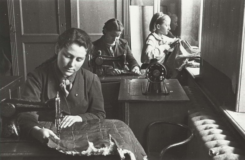 Школьницы шьют телогрейки для фронта, 1943 год, г. Москва. Выставка «Великая Отечественная война. Тыл» с этой фотографией.