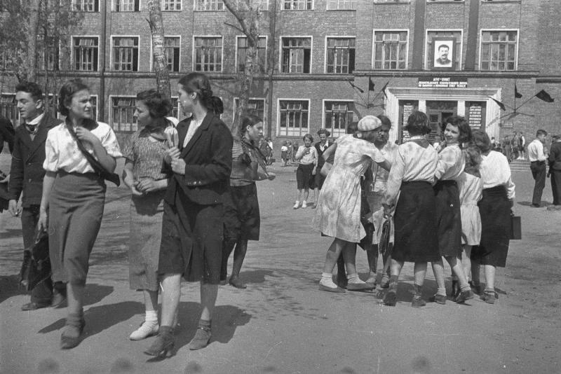 «Весенние экзамены в школе перед войной», июнь 1938, г. Москва. Фотография сделана перед школой № 150, сейчас – № 152. В школе располагался агитпункт по выборам в Верховный Совет РСФСР.