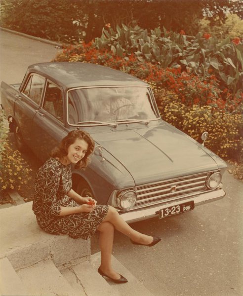 Реклама автомобиля «Москвич»-408, 1964 год. Выставка «Мода в СССР: летние платья 1950–1970-х» с этим снимком.