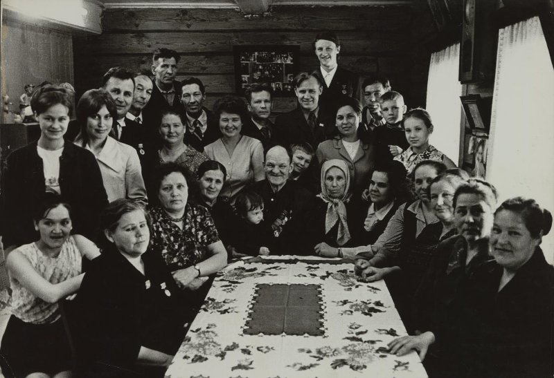 Рабочая династия Крашенинниковых, 1974 год, г. Иваново. Из серии «Семейный праздник».Выставка «Что такое семья?» с этой фотографией.