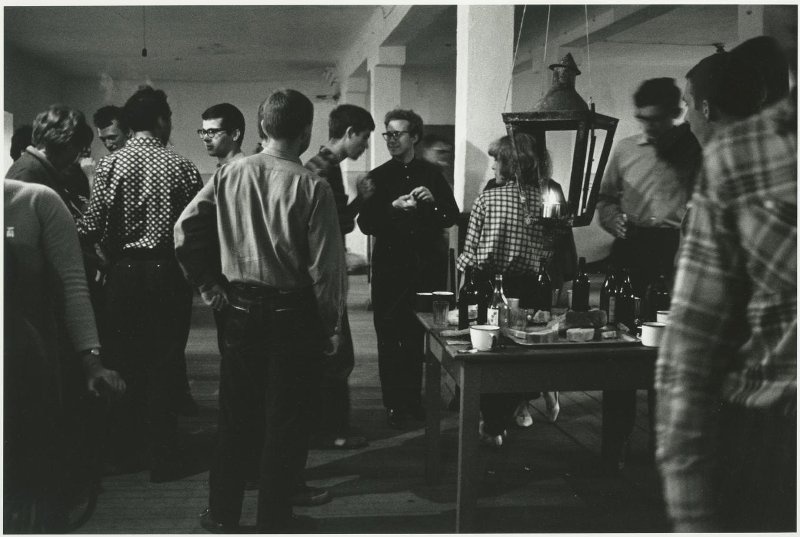 Студенческая вечеринка, 1967 год, Архангельская обл., Соловецкий о.. Из серии «Студенческий отряд МГУ на Соловках».