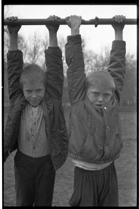Два мальчика на турнике, 3 апреля 1987, Кемеровская обл., г. Новокузнецк. Выставка «Пацаны» с этой фотографией.