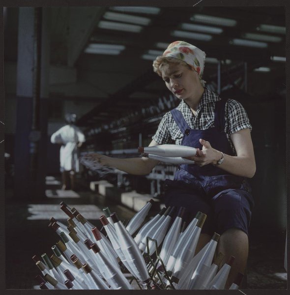 Лучшая работница Астраханского завода текстильного стекловолокна крутильщица Алла Сергеева, 1963 год, г. Астрахань