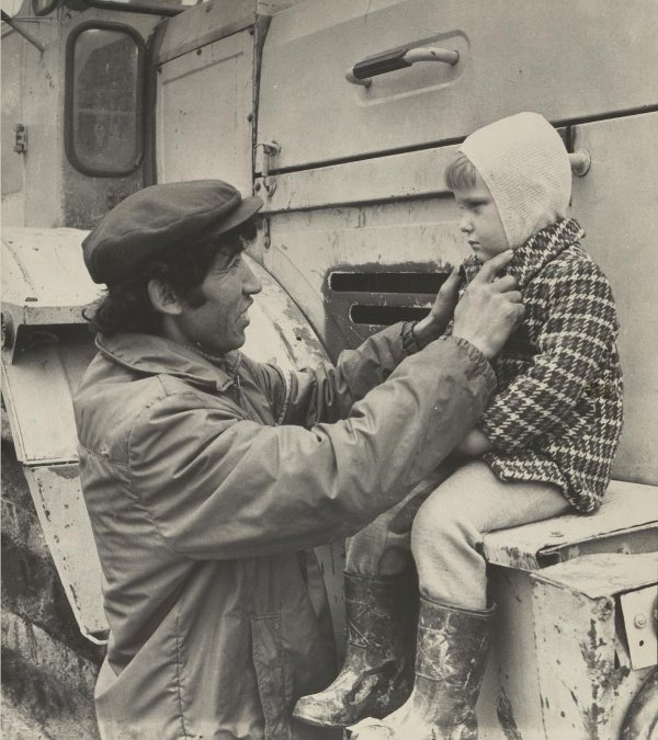 Узбекский механизатор усыновил русского мальчика, 1976 год, г. Новгород. Выставка «Сыновья» с этой фотографией.
