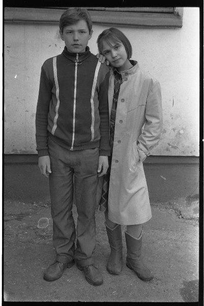 Парный портрет мальчика и девочки, 3 апреля 1987, Кемеровская обл., г. Новокузнецк. Выставка «Пацаны» с этой фотографией.
