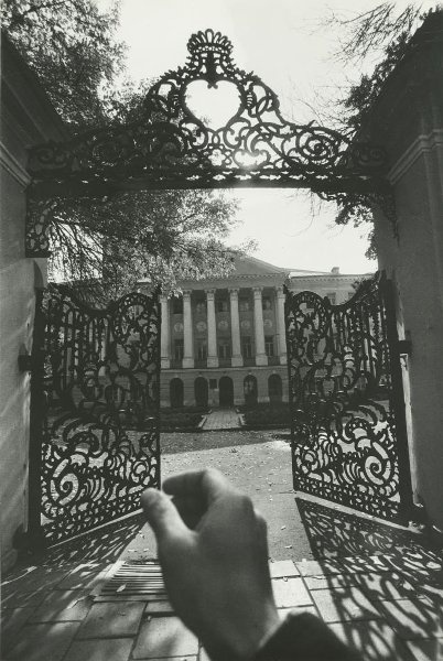 Открытые ворота. Тень, 1991 год, г. Москва. Выставка «Игра с перспективой» с этой фотографией.