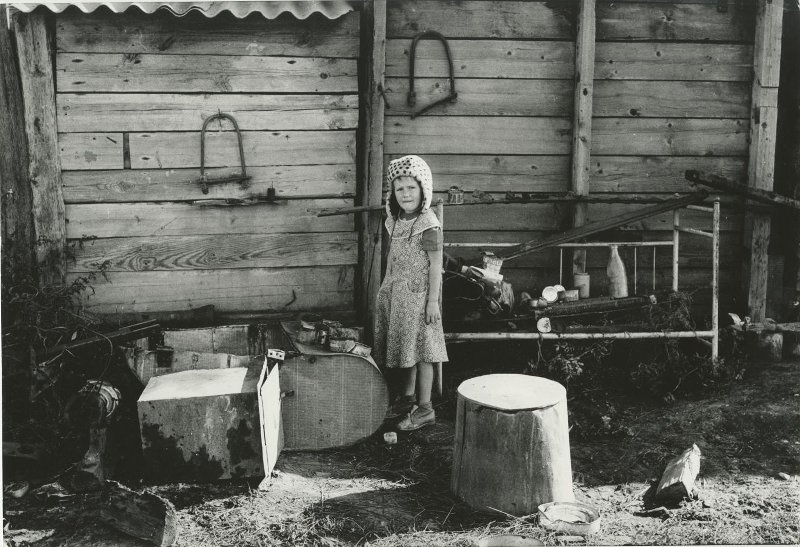Деревенская девочка, 24 сентября 1979, Кемеровская обл., Мариинский р-н, с. Белогородка. Выставка «С "Лейками" по городу» с этой фотографией.