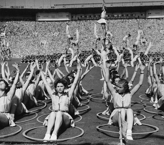 Фестиваль молодежи и студентов. Спортсменки с обручем, 28 июля 1957 - 11 августа 1957, г. Москва
