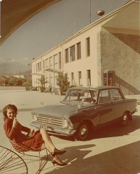 Реклама автомобиля «Москвич»-408, 1964 год. Выставки&nbsp;«Двигатели торговли» и «СССР в 1964 году» с этой фотографией.