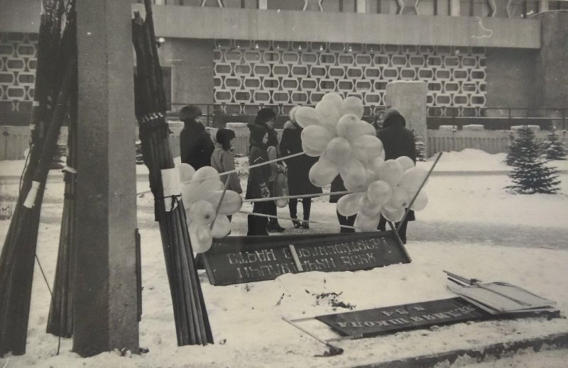 В ожидании грузовика для плакатов, 7 ноября 1983, Кемеровская обл., г. Новокузнецк. Выставка «Мы в зале ожидания живем. Любой из нас все время ждет чего-то…» с этой фотографией.