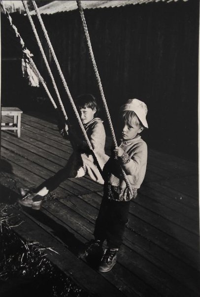 Брат с сестрой, 13 августа 1985, Горно-Алтайская АО, с. Мульта. Выставка «В августе 1985-го» с этой фотографией.