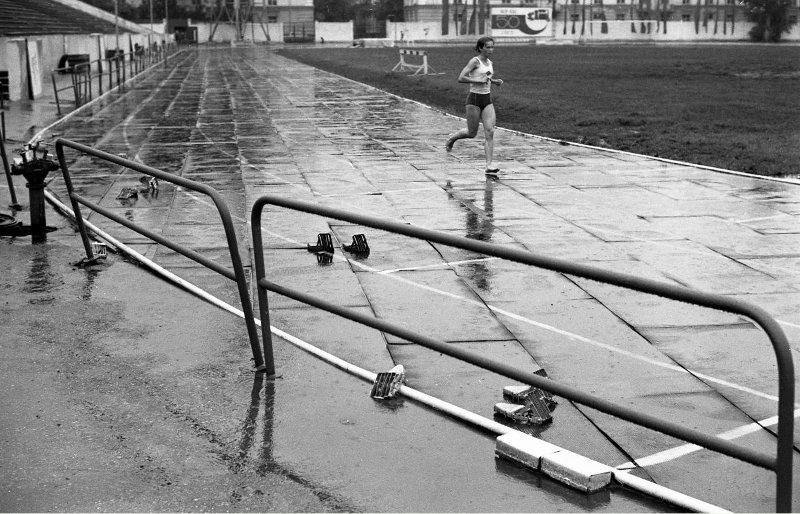 Разминка под дождем. Первенство ДСО. Стадион «Металлург», 18 июля 1982, Кемеровская обл., г. Новокузнецк. Видеовыставка «Главный физкультурный проект СССР: "Готов к труду и обороне"» с этой фотографией.&nbsp;