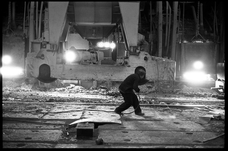 Мартеновский цех Кузнецкого металлургического комбината. Сталевар Скурятин. Подсыпка порогов мартеновской печи, 13 апреля 1981, Кемеровская обл., г. Новокузнецк