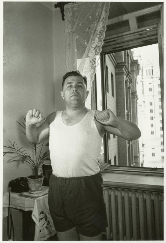 Утренняя зарядка, 1957 год, г. Москва. Выставки&nbsp;«Из жизни непростого советского человека», «Если хочешь быть здоров» с этой фотографией.