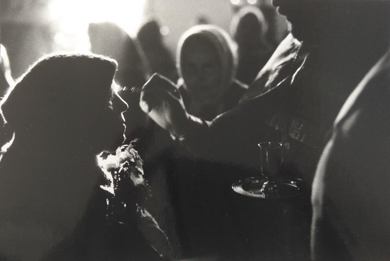 Елеопомазание. Троица. Свято-Михайловский храм, 3 июня 1985, Кемеровская обл., г. Новокузнецк. Выставка «Разные православные» с этой фотографией.&nbsp;