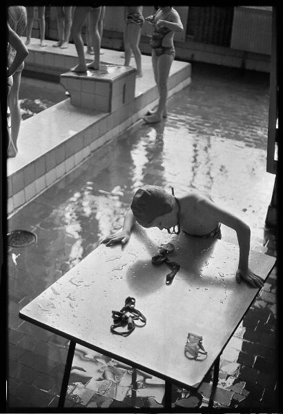 В бассейне, 1980-е, Кемеровская обл., г. Новокузнецк. Выставка «Как рыбы в воде» с этой фотографией.&nbsp;