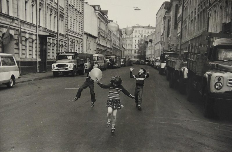 1 Мая 1984 года, 1 мая 1984, г. Москва. Выставка «Дети 1980-х» с этой фотографией.