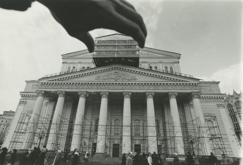 Большой театр. Домик над квадригой Аполлона, 1991 год, г. Москва. Выставка «Игра с перспективой» с этой фотографией.