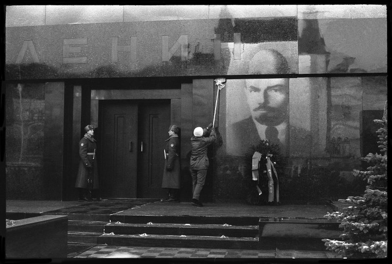 Мытье Мавзолея Ленина перед праздником, 5 ноября 1988, г. Москва. Выставка «СССР в 1988 году» с этой фотографией.