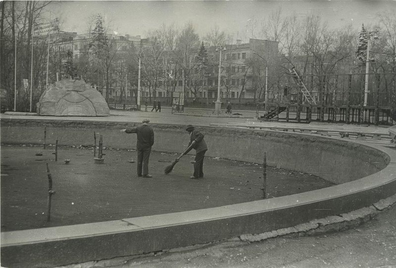 Апрель 1981. КПК раньше вышлядел фонтан на Большевиков.