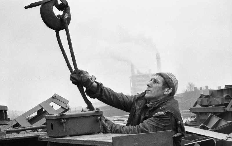 Строительство ЭСПЦ-2 на Кузнецком металлургическом комбинате. Стропальщик, 19 апреля 1980, Кемеровская обл., г. Новокузнецк