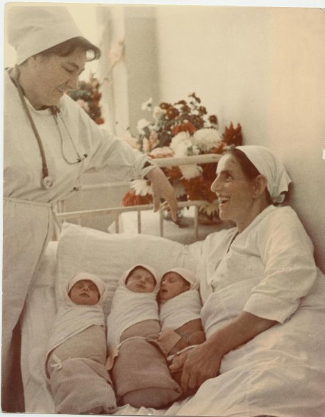 В палате родильного дома, 1967 год. Выставка «Помощники чуду» с этой фотографией.