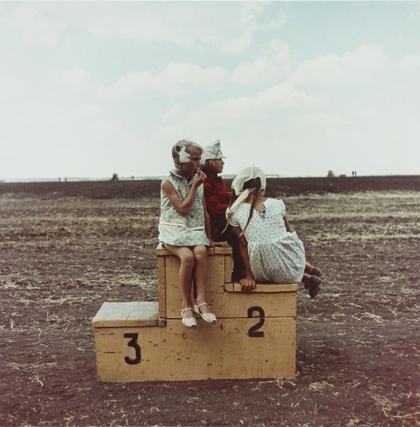 Дети на пьедестале, 1968 год, Краснодарский край, Кореновский р-н, станица Платнировская. Выставка «На лето – босоножки» с этой фотографией.