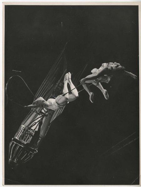 Виктор Лисин и Елена Синьковская в аттракционе «Полет на ракете», 1957 - 1963. Выставка «Мама, я космонавт!» с этой фотографией.
