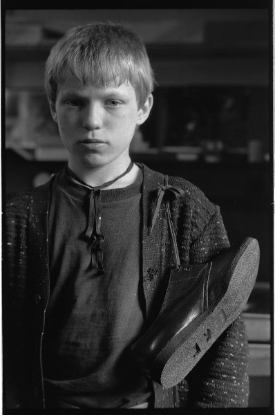 Портрет мальчика, 3 апреля 1987, Кемеровская обл., г. Новокузнецк. Саша&nbsp;Каратаев.Выставка «Пацаны» с этой фотографией.