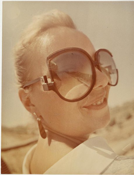 Солнечный день, 1985 год. Выставки&nbsp;«В солнцезащитных очках»,&nbsp;«10 фотографий: Улыбки 1980-х»&nbsp;и&nbsp;«Улыбки XX века» с этой фотографией. 