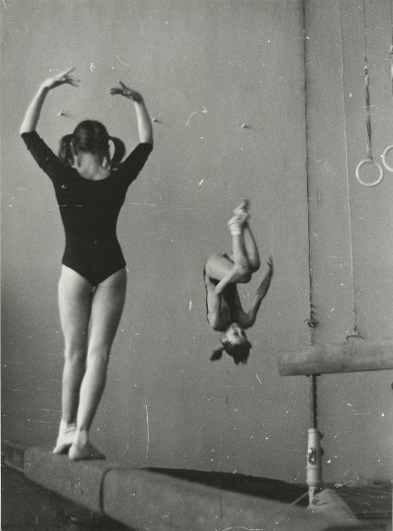Секция гимнастики. Спорткомплекс «Витязь», апрель 1976, Кемеровская обл., г. Новокузнецк. Выставка «Кузбасс» с этой фотографией.