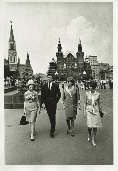 Ив Монтан, Симона Синьоре и Франсуаза Арнуль на Красной площади, 1963 год, г. Москва. Выставка «Московские гастроли Ива Монтана и Симоны Синьоре» с этой фотографией.