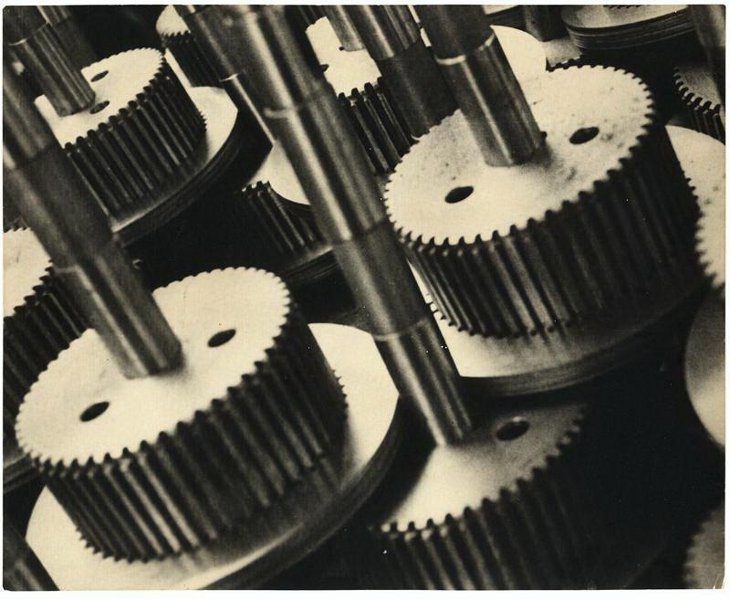 Шестерни, 1929 год, г. Москва. Из серии «Завод АМО» («Автомобильного московского общества», ныне АМО ЗИЛ).Видео «К 180-летию фотографии. Эпизод X: 1920-е годы. Авангардная фотография» с этой фотографией.